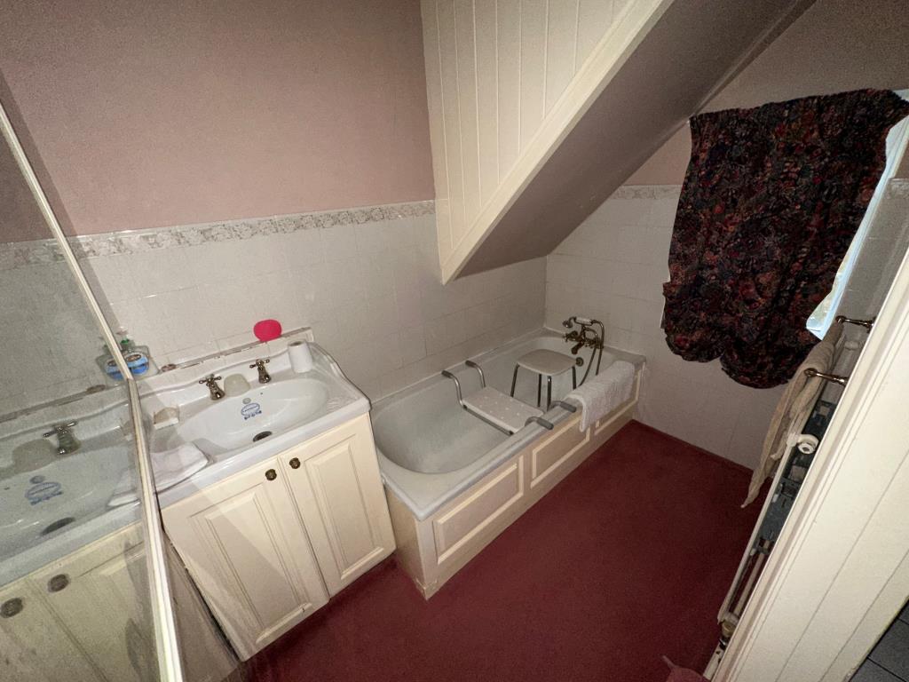 Lot: 74 - SUBSTANTIAL THREE-BEDROOM GARDEN FLAT FOR REFURBISHMENT - Bathroom